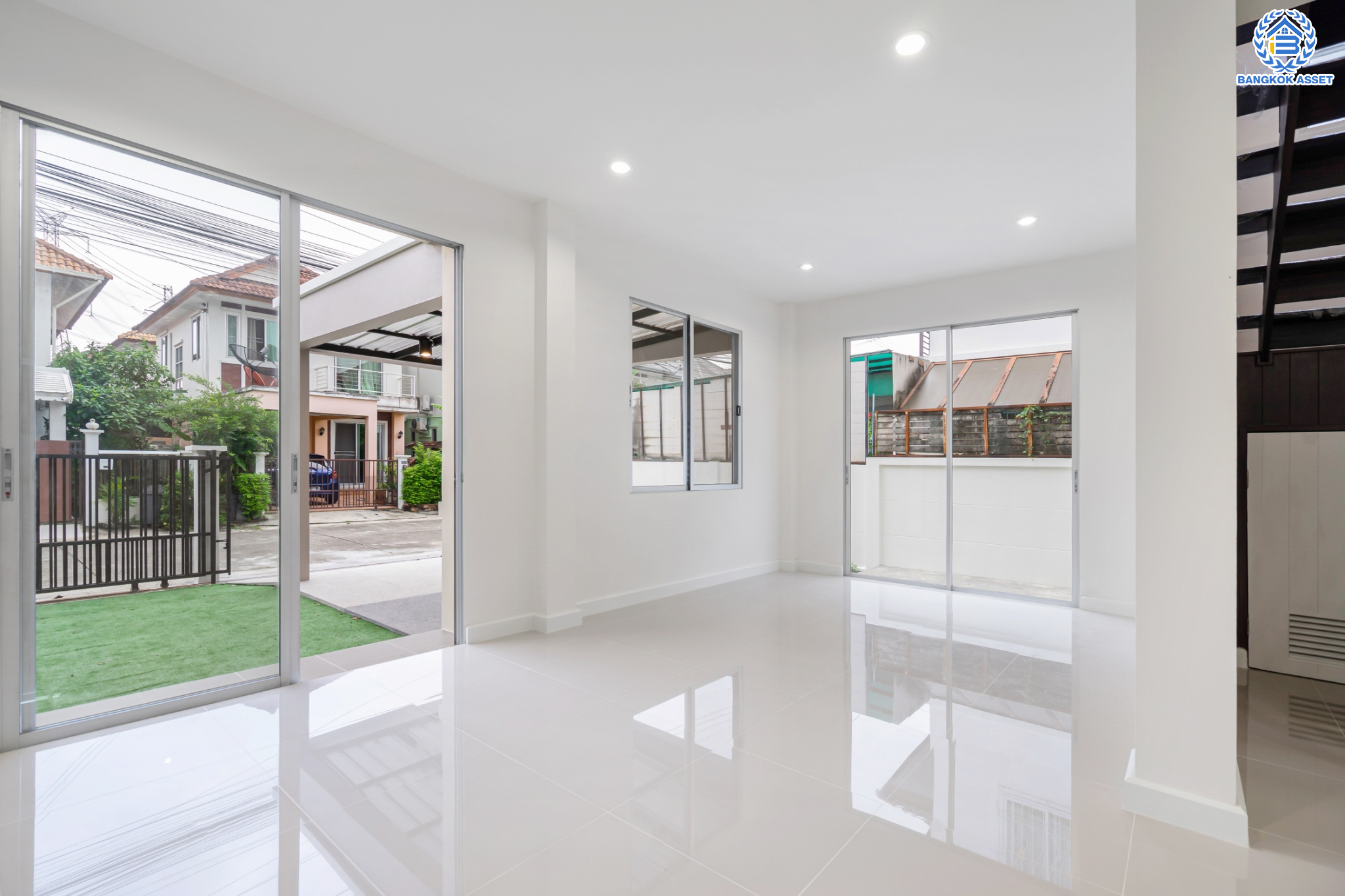 บ้านมือสองตกแต่งใหม่ ม.ปารวีร์ เพชรเกษม63 บ้านแฝดฟังก์ชันระดับบ้านเดี่ยว เนื้อที่ 40 ตร.ว. ฟังก์ชัน 3 ห้องนอน 2 ห้องน้ำ 1 ที่จอดรถ บนพื้นที่ใช้สอย 133 ตร.ม. ทำเลศักยภาพ เชื่อมต่อหลายเส้นทาง ใกล้เดอะมอลล์บางแค จุดขึ้นทางด่วน "เพชรเกษม" และรถไฟฟ้าสายสีน้ำเงิน "สถานีหลักสอง"